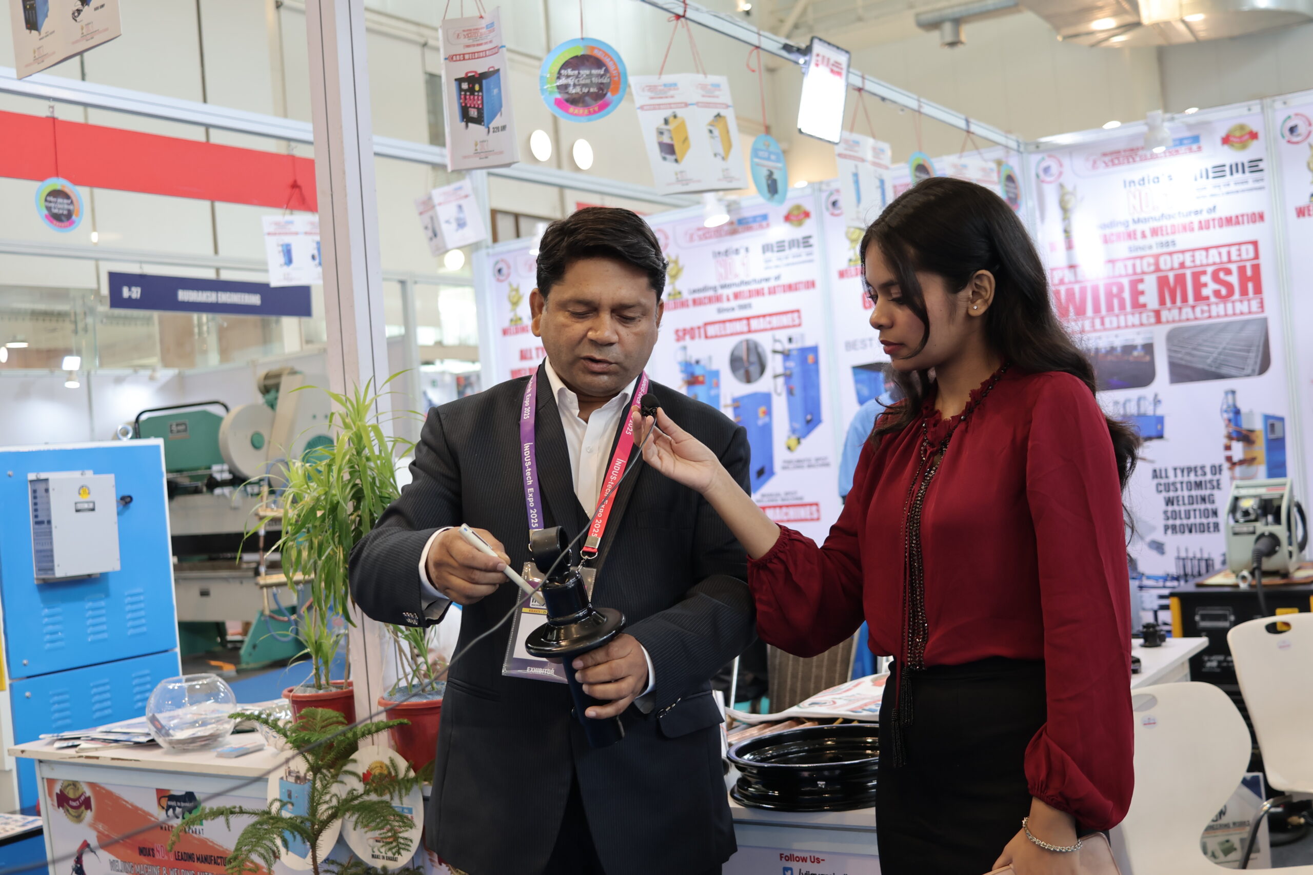 Wire mesh welding machine demo exhibitor and visitor