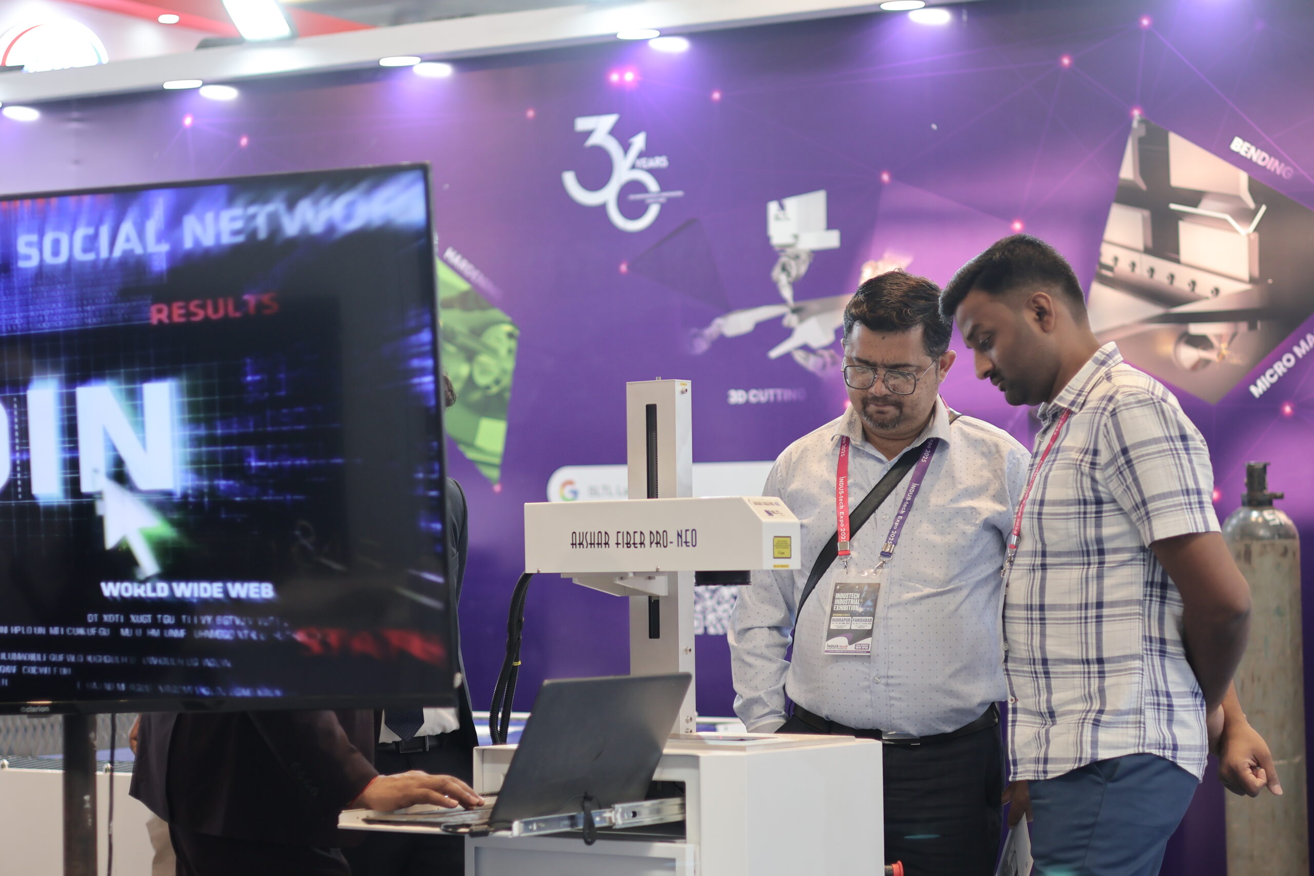 Akshar Fiber laser marking machine demo exhibitor and visitor